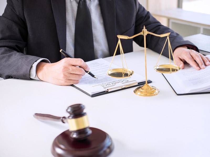 定金责任与损害赔偿责任：上海合同担保律师视角下的明晰解读